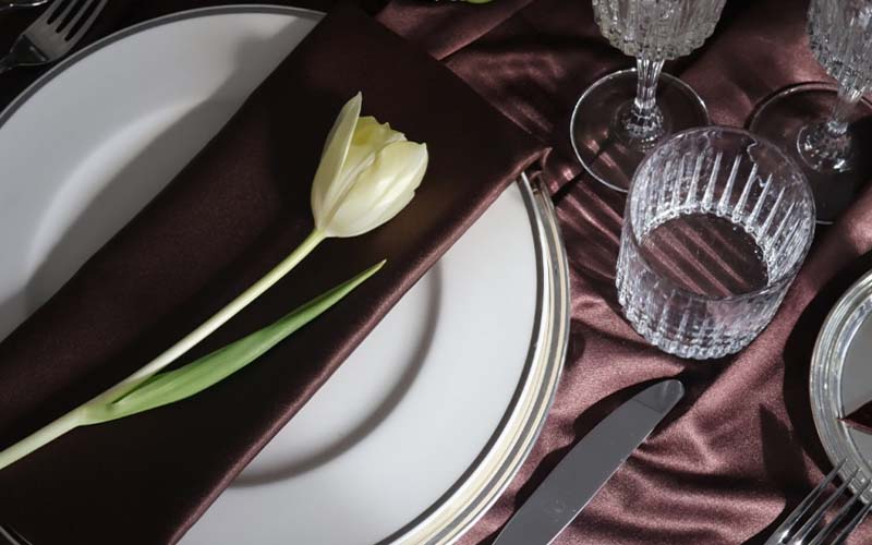 Table setting cioccolato e silver: eleganza che avvolge